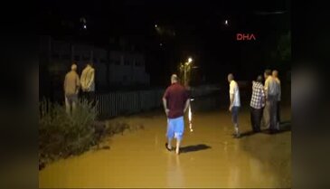 Zonguldak'ta sağanak yağmur etkili oldu, yollar ulaşıma kapandı