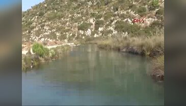 Taş havuzlarda hem serinliyor hem şifa arıyorlar