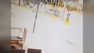 Tekerlekli sandalyeyle karşıya geçerken otomobil çarptı