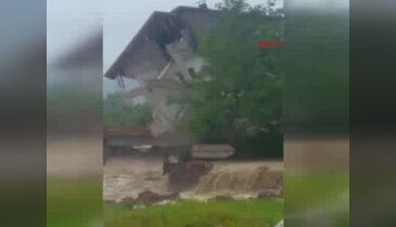 Amasra'da 3 katlı ev çöktü