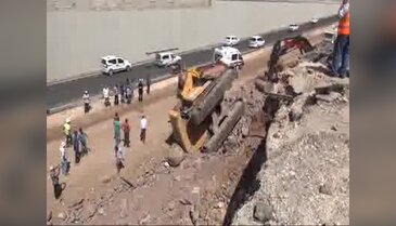 Şanlıurfa'da iş makinesi devrildi, operatör yaralandı