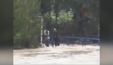 Sağanak yağmur nedeniyle dere taştı yol çöktü