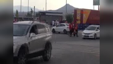 Taraftarlar kol kola stada gidiyor