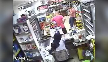 Bursa'da markette çocuğunun gözüleri önünde böyle dövüldü