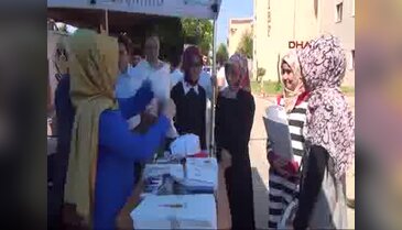 Kayıt için gelen üniversitelilere dondurma ikramı