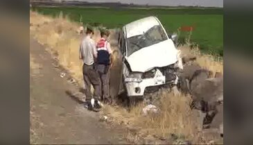 Siverek'te hafif ticari araç devrildi: 4 yaralı