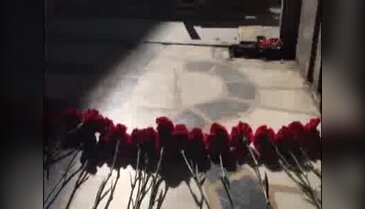 Büyükelçiler bombalanan Meclis'e karanfil bıraktı