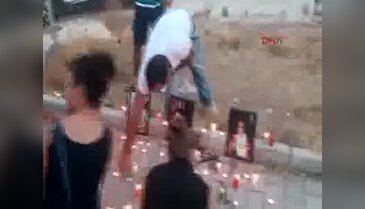 Kazada ölen arkadaşlarını karanfiller ve mumlarla andılar