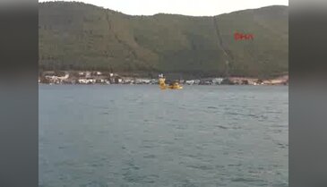 Söndürme uçağı denizin ortasında kaldı