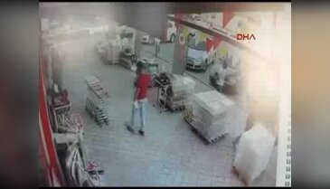 Aksaray'da pala, balta ve sopalı kavga güvenlik kamerasına yansıdı