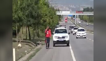 Darbe girişimini protesto etmek için Ankara'ya yürüyor