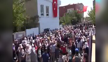 Şehit polis memurunu 10 bin kişi uğurladı