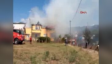 Çatıdan başlayan yangında binanın tek katı küle döndü