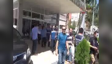 FETÖPDY'de gözaltına alınan kadın zabıt katibi ve psikolog, adliyeye getirildiğinde ağladı