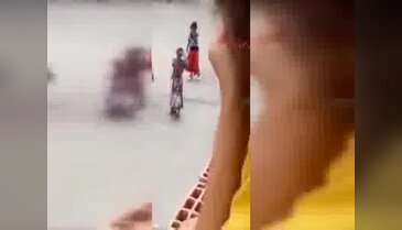 Kadınların çocuk kavgasını eşleri önledi
