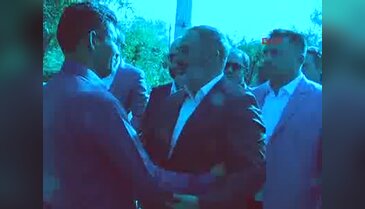 Şehit astsubay Ömer Halisdemir'e yazdığı şiiri babasına okudu