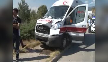 112 acil ambulansı otomobile çarptı: 6 yaralı