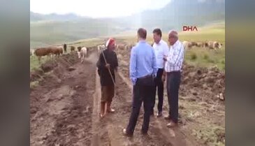 Vali Özefe darbe karşıtı çobanı yayladaki evinde ziyaret etti