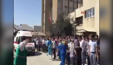 Elazığ'da emniyet müdürlüğü yakınında patlama, yaralıların hastaneye getirilişi