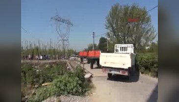 Yıkıma gelen ekipleri taşladılar