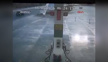 Otomobil kamyonla çarpıştı: 3 ölü