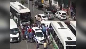 Şanlıurfa'da sürücülerin yol ortasında tartışması trafiği kilitledi