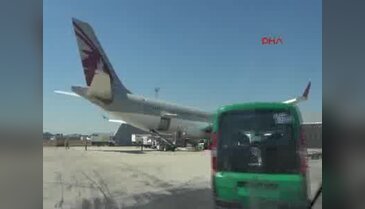 Katar Havayolları uçağının motoruna kuş girdi
