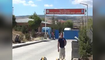 Dilara, cezaevi önünde anne ve babasını bekliyor