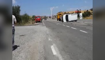 Gölbaşı'nda hafif ticari araçla otomobil çarpıştı: 9 yaralı