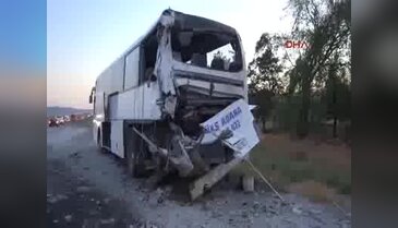 Park halindeki otobüse TIR arkadan çarptı: 8 yaralı
