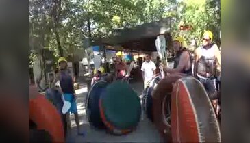 Buz gibi suda şişme botla rafting