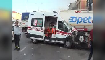 Tankerle çarpışan ambulanstaki 3 sağlık görevlisi yaralandı