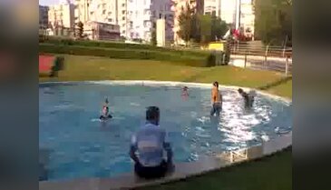 Suriyeli aile süs havuzunda serinledi
