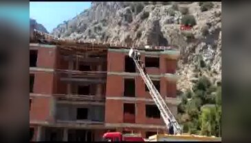 Antalya'da inşaatın çatısı çöktü, 3 işçi altında kaldı - 1