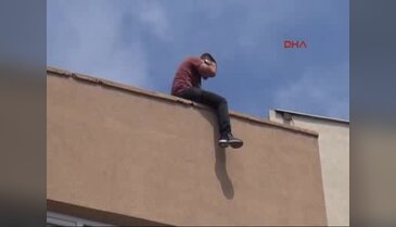 Çatıdan atlayan genç, "Ölmeyi bile beceremedim"