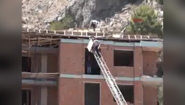 Antalya'da inşaatın çatısı çöktü, 3 işçi altında kaldı - 2