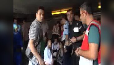 Yürüyen merdivende yerinden çıkan fırça 2 turisti yaraladı