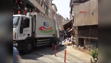 Çöp dolu bina Kadıköylüleri canından bezdirdi