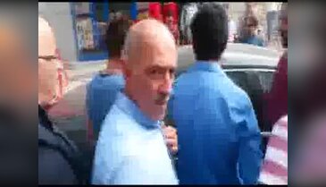 Otomobilde kilitli kalan çocuk için halk seferber oldu