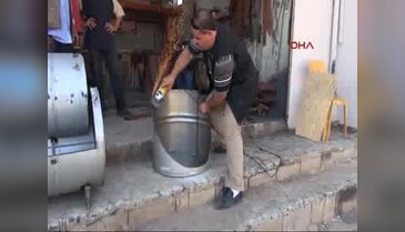 Boş varillerden koltuk takımı yapıyor