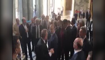 Barzani, Meclis'te bombalanan yerleri gezdi
