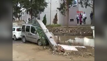 Maltepe'de okulun bahçe duvarı araçların üzerine yıkıldı