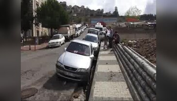 Maltepe'de yolun bir kısmı çöktü: 10 araç çukura saplandı