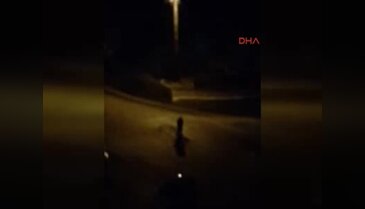 Suyla kaplı caddede yürüyen kadının zor anları kamerada