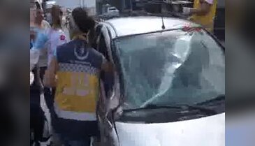 Su birikintisinden kaçarken kaza yaptı: 2 yaralı