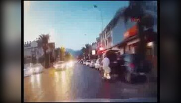 Motosikletin sürücüsü otomobilin açılan plakasına çarpıp, yaralandı