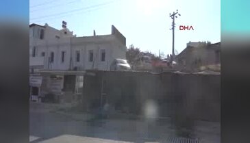 Çatıdaki otomobili görenler şaşkınlık yaşadı