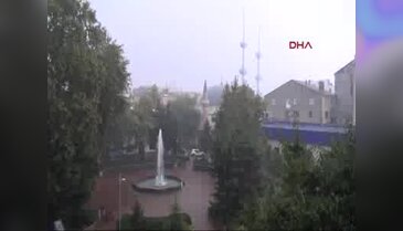 Yalova'da bir saatlik yağış su baskınına neden oldu