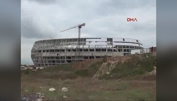 Stadyum inşaatında çalışan işçi 5 metreden düşüp yaralandı