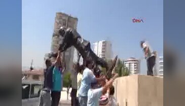 Şehit Astsubay Ömer Halisdemir'in heykelini diktiler